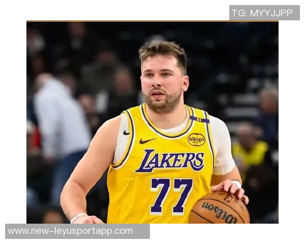 东契奇体重反弹双下巴现身腰腹部游泳圈引发关注